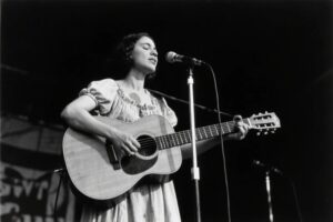 Read more about the article ​​Joan Baez: The Voice of Conscience in Folk Music​